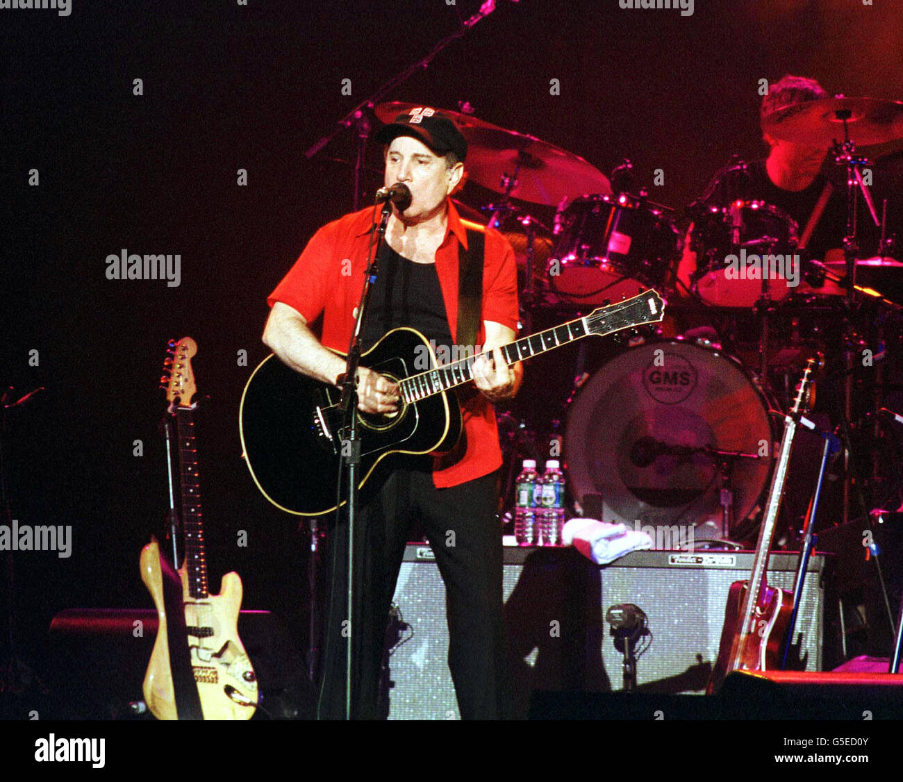 Paul Simon se exécutant au théâtre Jones Beach situé sur long Island, New York. Brian Wilson était la loi d'ouverture. Banque D'Images