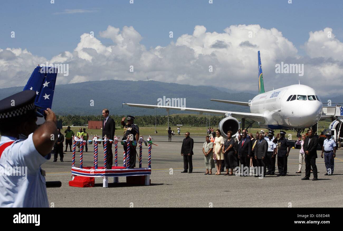 Le duc et la duchesse de Cambridge partent de l'aéroport d'Honiara, aux Îles  Salomon, avant de prendre l'avion pour Tuvalu, lors de la visite royale de  neuf jours de l'extrême-Orient et du