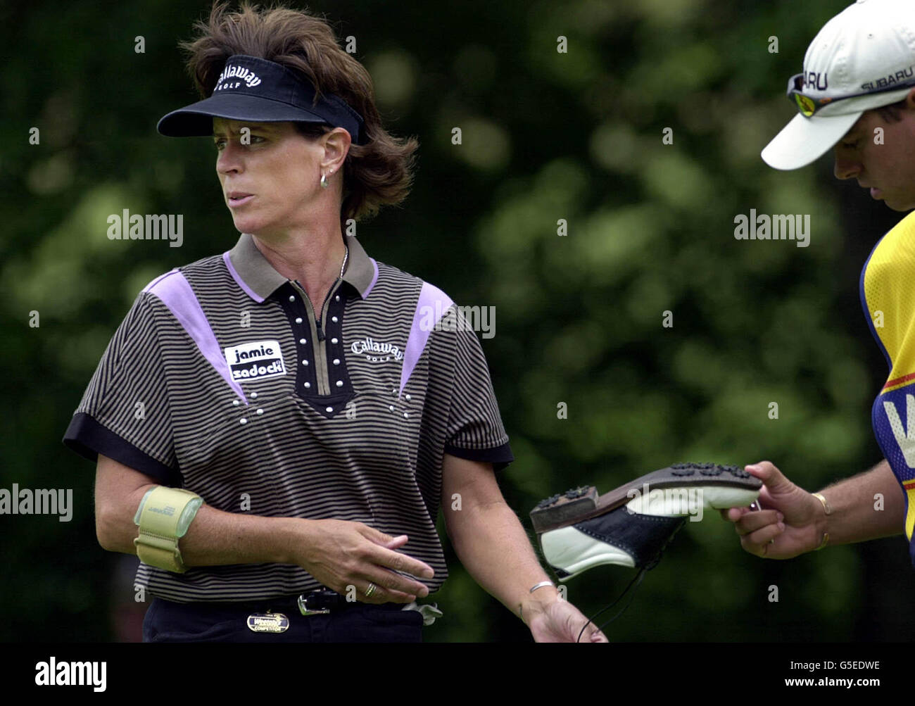 British Open Jones pour femme.Le Rosie Jones d'Amérique a un problème avec sa chaussure de golf pendant le troisième jour de l'Open britannique Weetabix de femmes à Sunningdale, Berkshire. Banque D'Images