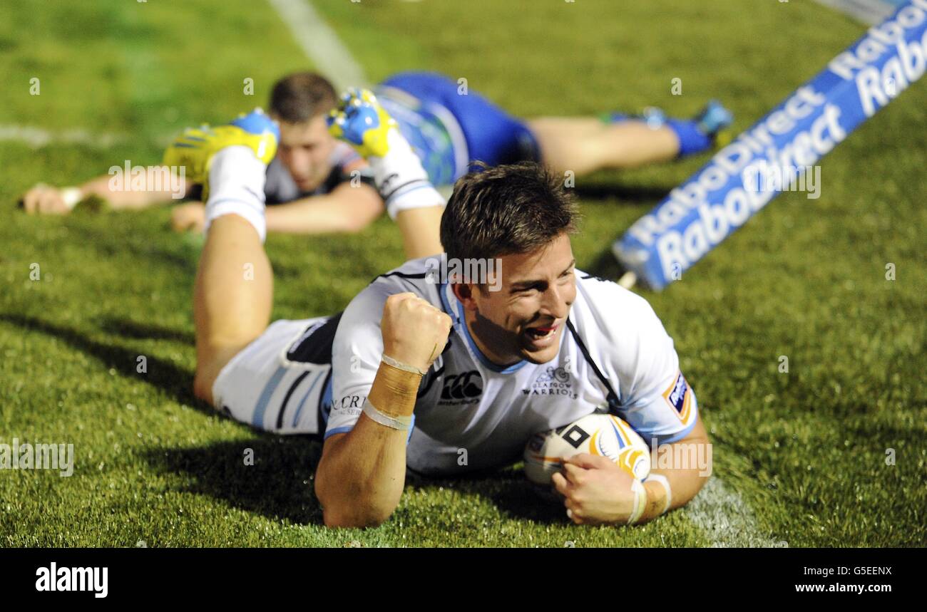 Glasgow Warriros DTH Van Der Merwe marque un essai lors du match RaboDirect PRO12 au stade Scotstin, à Glasgow. Banque D'Images