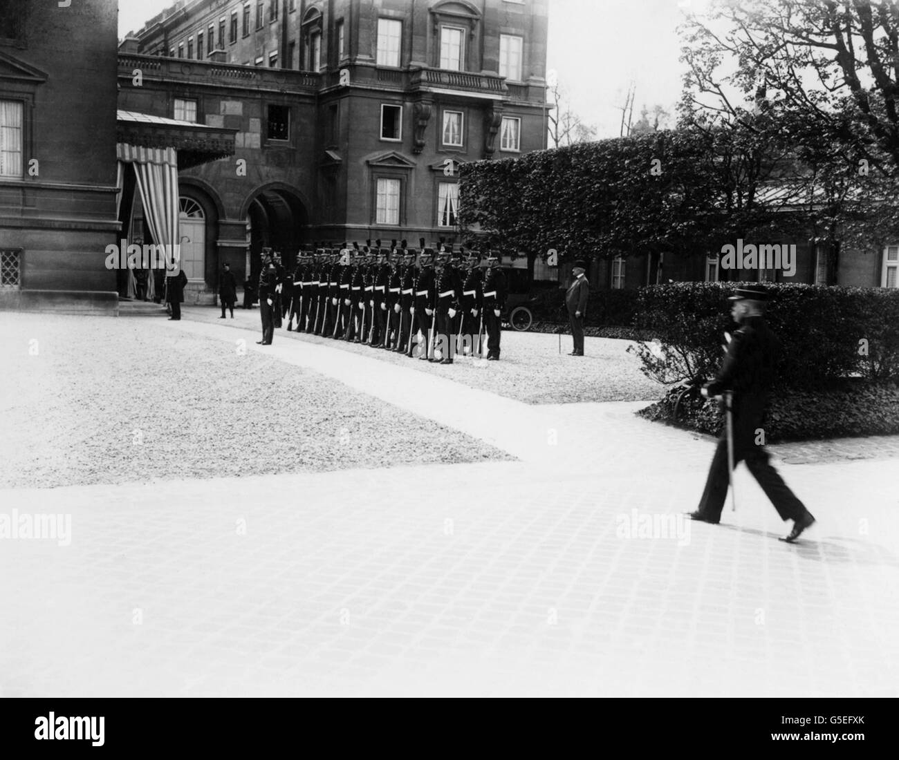 La Garde républicaine de l'armée française en préparation à la parade pour la visite du roi George V et de la reine Mary à Paris. Banque D'Images