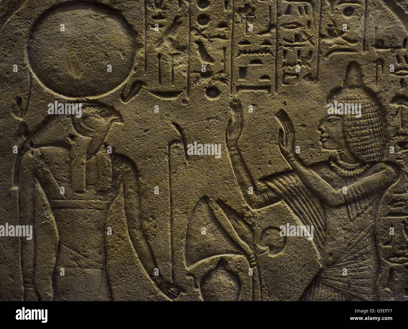 L'Égypte. Stèle funéraire. Nouveau Royaume. 14E C. BC. 18ème dynastie. La pierre calcaire. Scène rituelle du défunt devant le dieu Horus. Le Musée de l'Ermitage. Saint Petersburg. La Russie. Banque D'Images