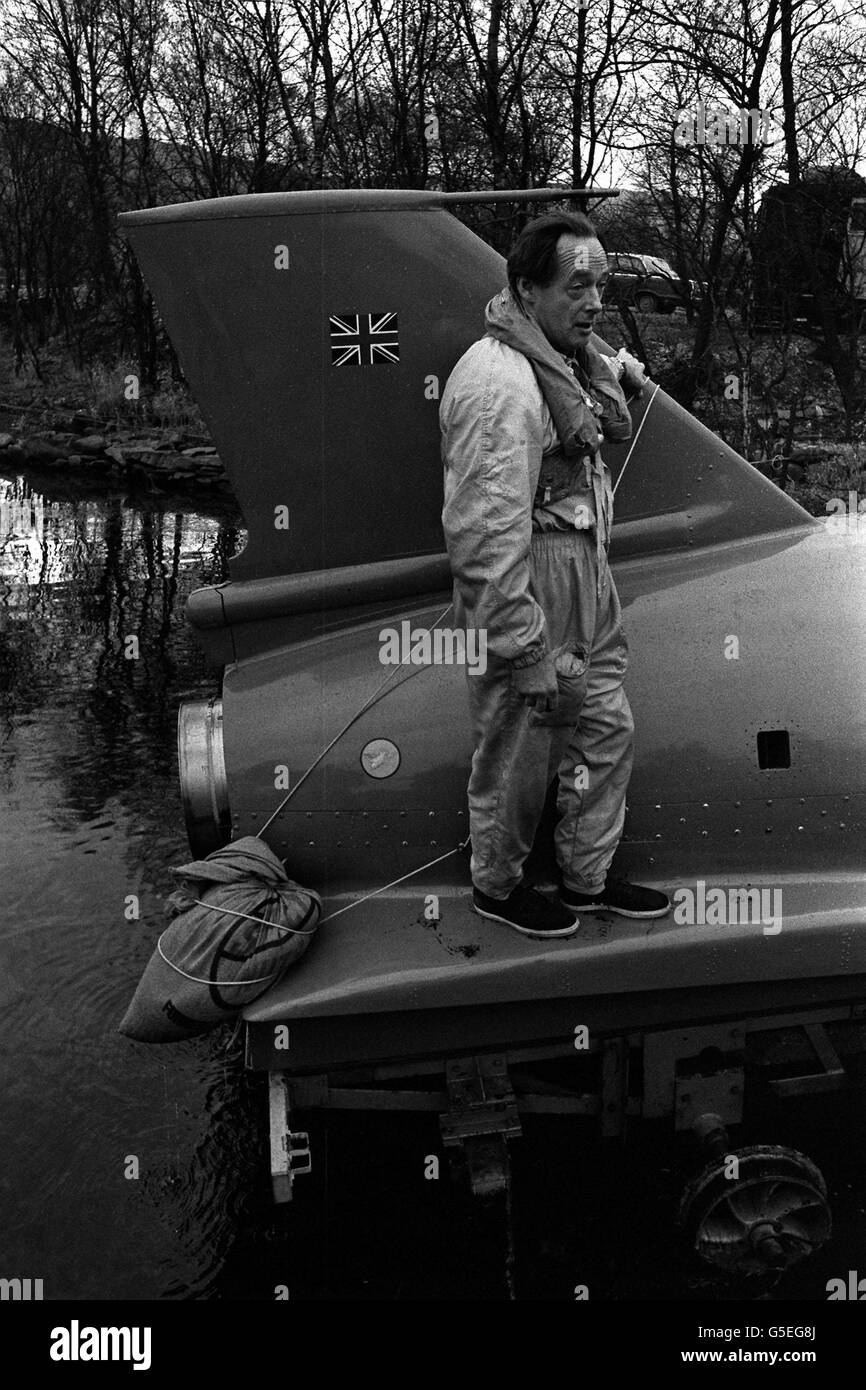 BLUEBIRD 1966: Donald Campbell se tient à la poupe de son hydravion Bluebird à laquelle un sac de sable est écrasé. Il venait juste de rentrer d'une course d'essai de 120 km/h et avait des sacs de sable écrasés sur la poupe pour aider le hors-bord à monter et à monter sur ses parrainages. Banque D'Images