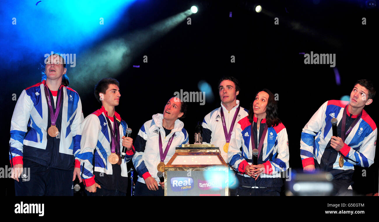 Les athlètes de la Grande-Bretagne (de gauche à droite) Karina Bryon, Max Whitlock, Sophie HWhen, Steven Burke, Beth Tweddle et Luke Campbell s'illuminent au salon Blackpool Illuminations Switch On Show. Banque D'Images