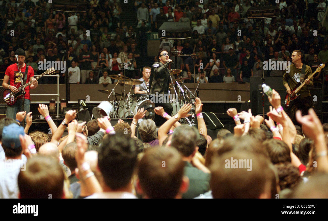 Chanteur Bono (au centre) et U2 sur scène au Madison Square Garden à New York. Banque D'Images