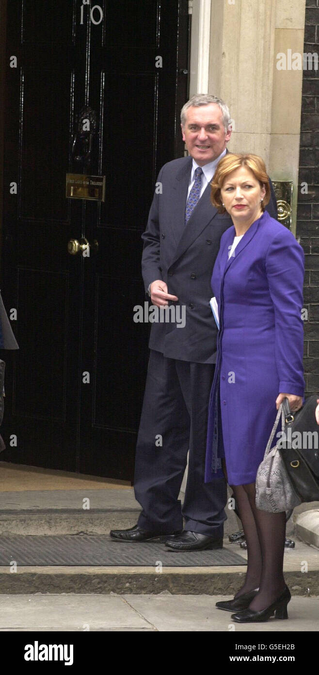 Le Premier ministre irlandais Bertie Ahern arrive au 10 Downing Street, Londres, avec le ministre d'État Liz O'Donnell, pour des entretiens avec le Premier ministre Tony Blair afin de sortir de l'impasse qui menace le processus de paix. * les premiers ministres britannique et irlandais discutaient de l'état de l'Accord du Vendredi Saint avant de rencontrer des partis politiques de la province. Banque D'Images