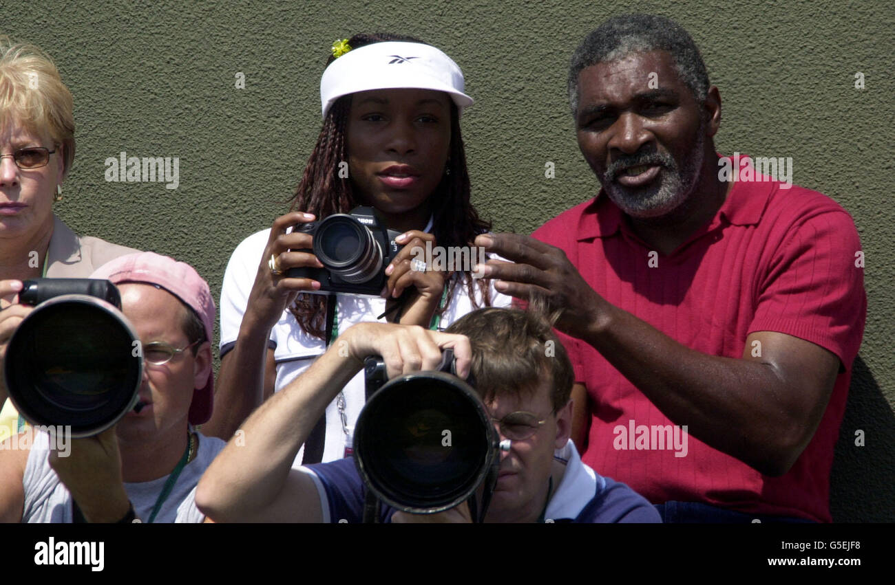 PAS D'UTILISATION COMMERCIALE : venus Williams (au centre) avec le père Richard Williams regarde sa sœur Serena lors de son premier match des Championnats de tennis de pelouse 2001 à Wimbledon, Londres. Banque D'Images