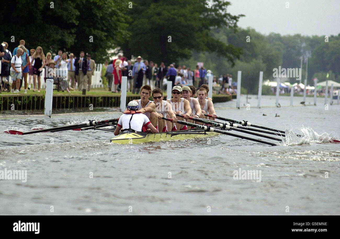Radley College remporte la course contre Brooks School lors de la coupe du défi Princess Elizabeth lors du premier jour de la régate royale de Henley à Henley on the Thames, dans l'Oxfordshire, où des milliers de spectateurs étaient attendus à la ligne des rives de la Tamise. * pour la compétition de cinq jours pour assister à des rameurs exceptionnels tels que Sir Steven Redgrave, cinq fois lauréat de la médaille d'or olympique. Banque D'Images