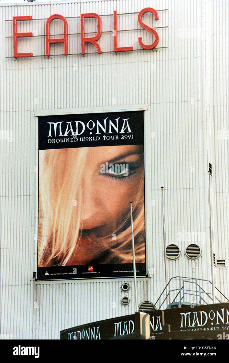 Une affiche annonçant la branche britannique de la visite du monde noyé de Madonna avec un spectacle spectaculaire à Earl's court dans l'ouest de Londres. Le concert est le billet le plus chaud de la ville pour les fans de musique dans tout le pays et les lignes téléphoniques ont été surpeuplées. Banque D'Images