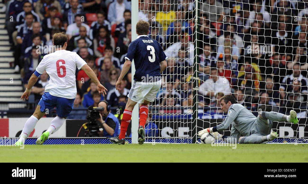 Football - coupe du monde de la FIFA 2014 qualificateur - Europe Groupe A - Ecosse / Serbie - Hampden Park.Allan McGregor, en Écosse, fait des économies sur une photo de Branislav Ivanovic, en Serbie, lors de la qualification de la coupe du monde de la FIFA 2014 à Hampden Park, à Glasgow. Banque D'Images