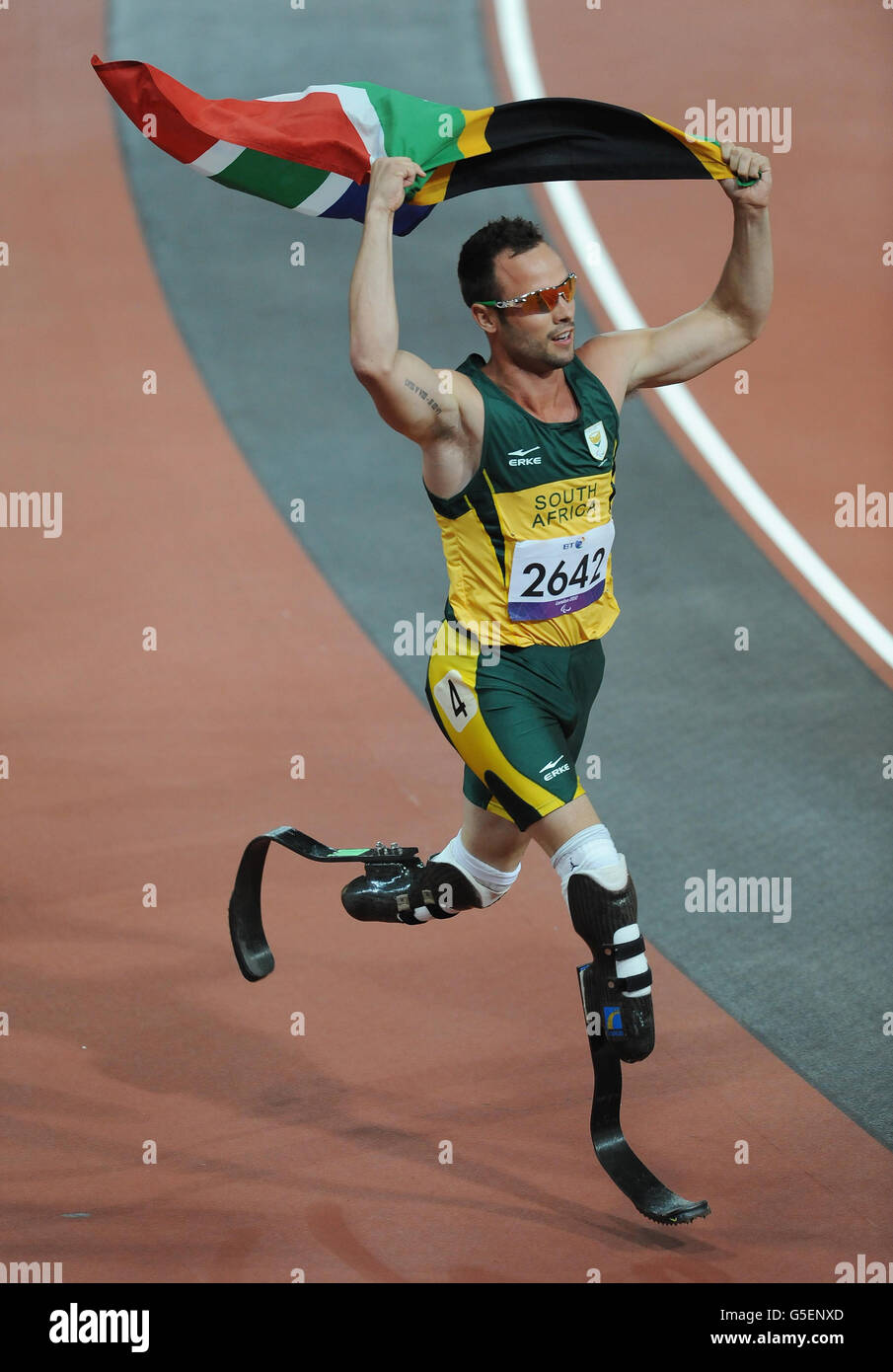 Oscar Pistorius, en Afrique du Sud, célèbre la victoire de la finale masculine du 400m T44 au stade olympique de Londres. Banque D'Images