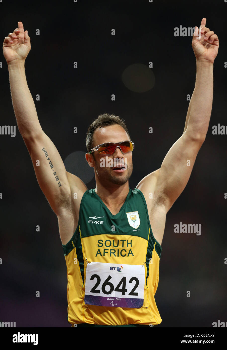 Oscar Pistorius, en Afrique du Sud, célèbre la victoire de l'or lors d'un nouveau record paralympique lors de la finale hommes du 400m - T44 au stade olympique de Londres. Banque D'Images