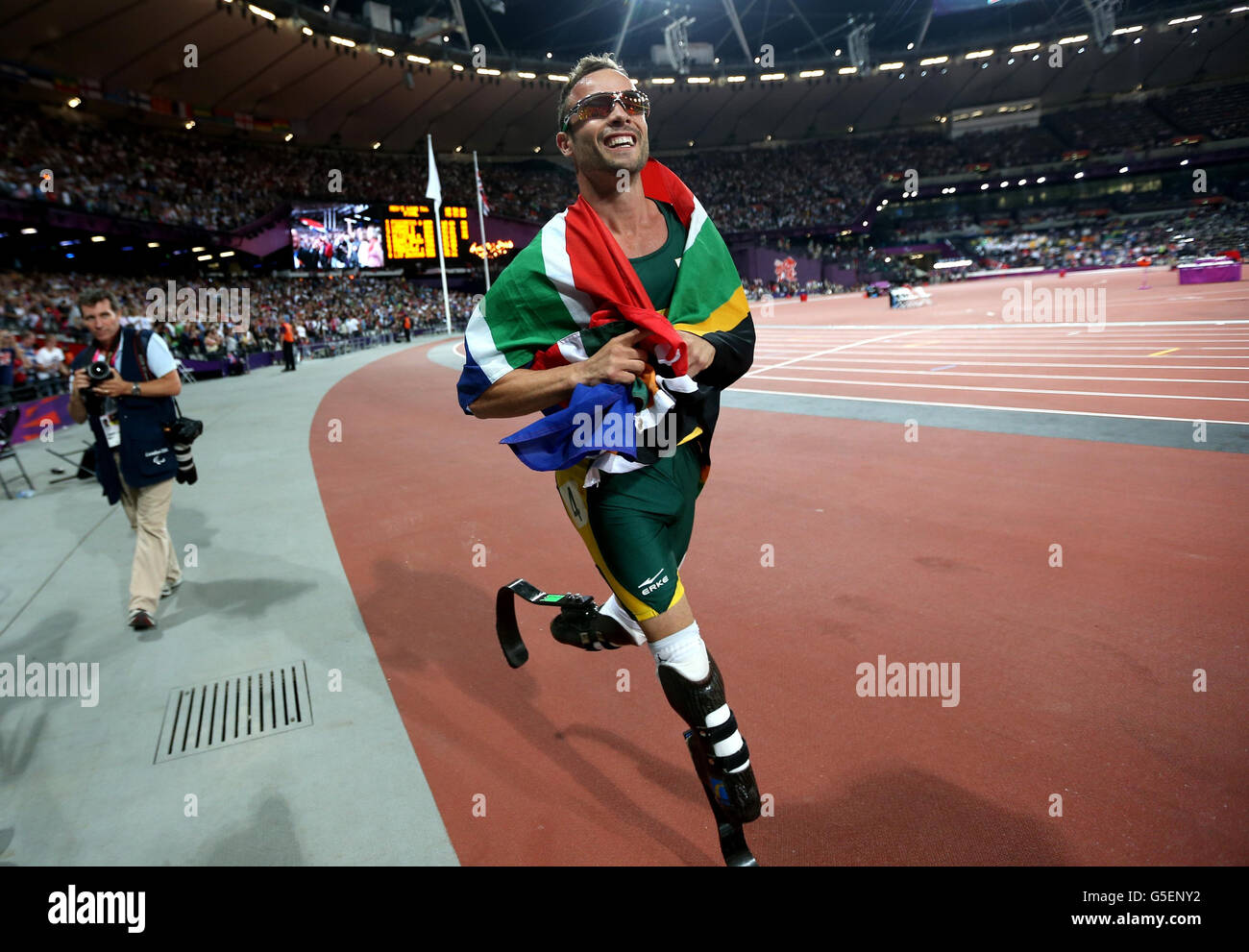 Oscar Pistorius, en Afrique du Sud, célèbre la victoire du 400m T44 masculin au stade olympique de Londres. Banque D'Images