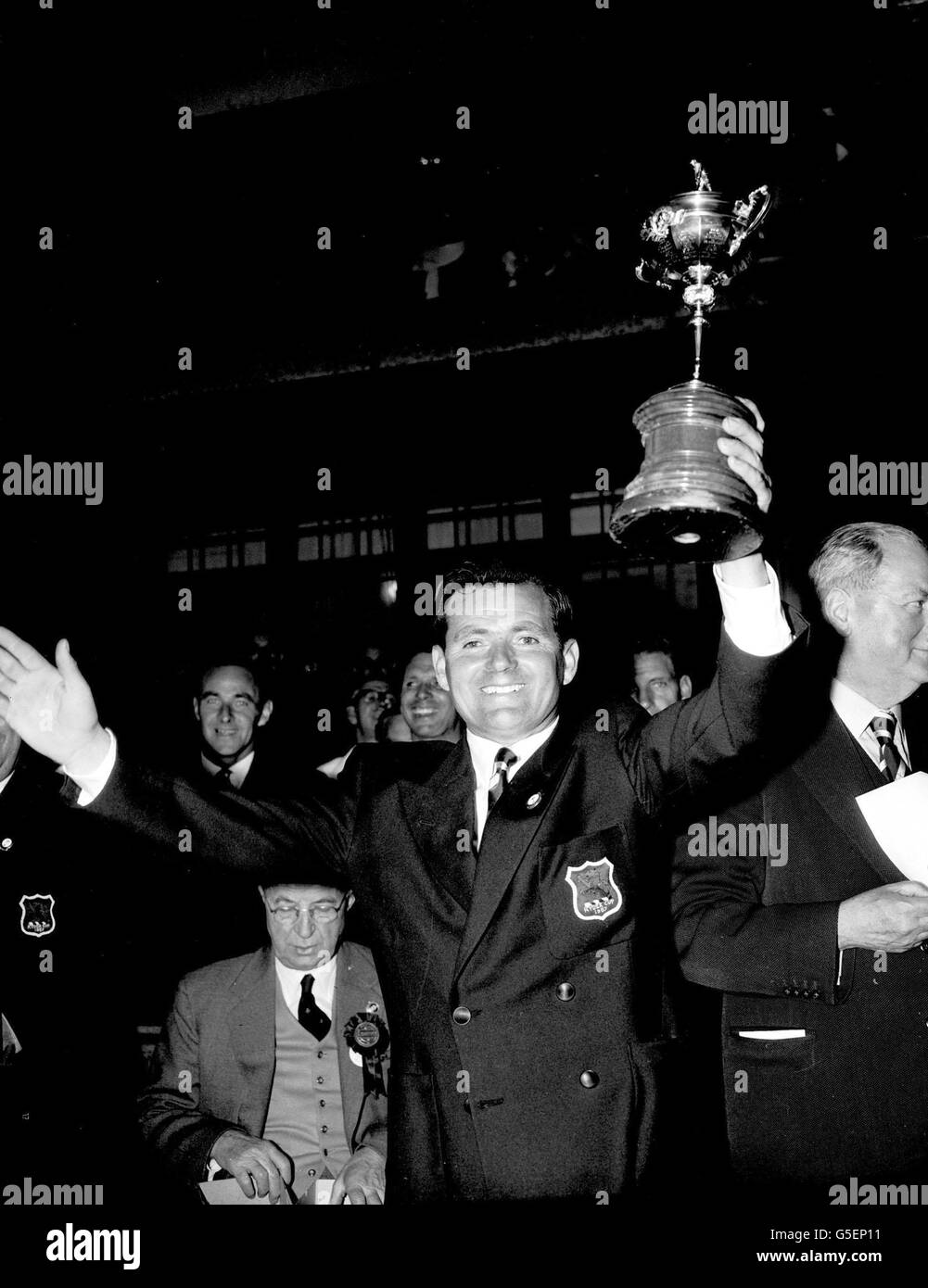 Le capitaine de la coupe britannique Ryder Dai Rees détient le trophée après que les Américains aient été battus pour la première fois en 24 ans à Lindrick, Sheffield. Banque D'Images