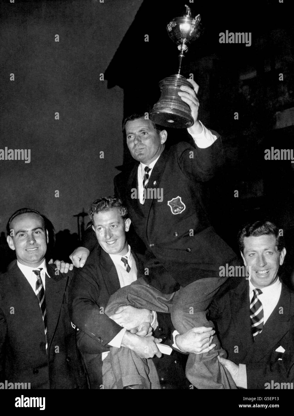 Les membres de l'équipe victorieuse de la coupe Ryder britannique président leur capitaine Dai Rees, alors qu'il détient le trophée après que les Américains ont été battus pour la première fois en 24 ans à Lindrick, Sheffield. Banque D'Images