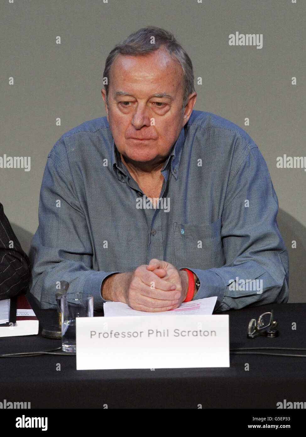 Le professeur Phil Scraton, membre du Groupe indépendant de Hillsborough, lors d'une conférence de presse à la cathédrale anglicane de Liverpool, après la publication d'articles inédits sur la catastrophe de Hillsborough. Banque D'Images