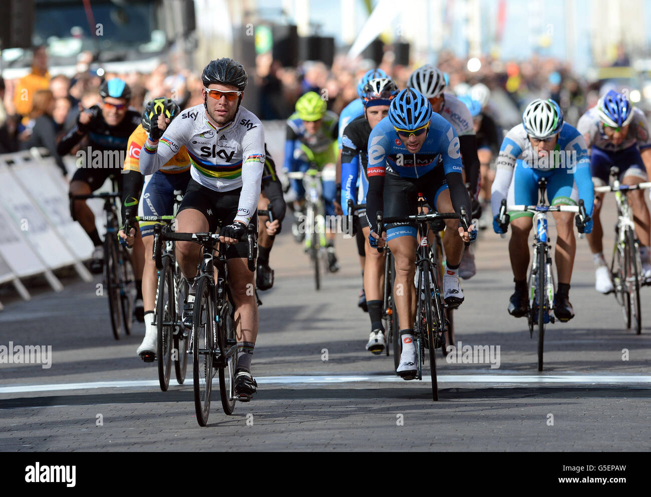 Mark Cavendish (au centre) de Team Sky remporte le sprint pour prendre la Tour de Grande-Bretagne Stage 4 sur la promenade de Blackpool pendant la quatrième étape du Tour de Britan de Carlisle à Blackpool. Banque D'Images