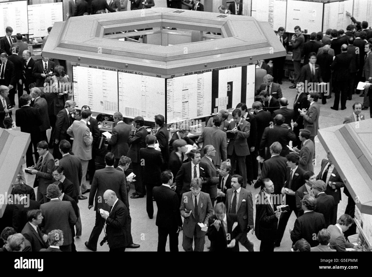 Le plancher de la Bourse de Londres où l'indice Financial Times a augmenté de 22.4 points dans une demi-heure de l'ouverture du marché. Banque D'Images