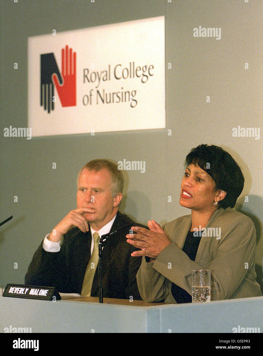 La Dre Beverley Malone, la nouvelle dirigeante des infirmières britanniques, est surveillée par son adjoint Tom Bolger au Royal College of Nursing de Londres, alors qu'elle critique le gouvernement pour son « manque de clarté » sur les propositions d'utiliser l'argent du secteur privé dans le NHS. * le Dr Malone, secrétaire général du Royal College of Nursing, a déclaré que la profession s'opposerait à toute tentative de transfert des soins cliniques hors du NHS et dans le secteur privé. Et elle a demandé une place à la table de discussion pour que les infirmières puissent faire part de leurs points de vue sur l'initiative controversée de financement privé (IAP) et l'augmentation Banque D'Images