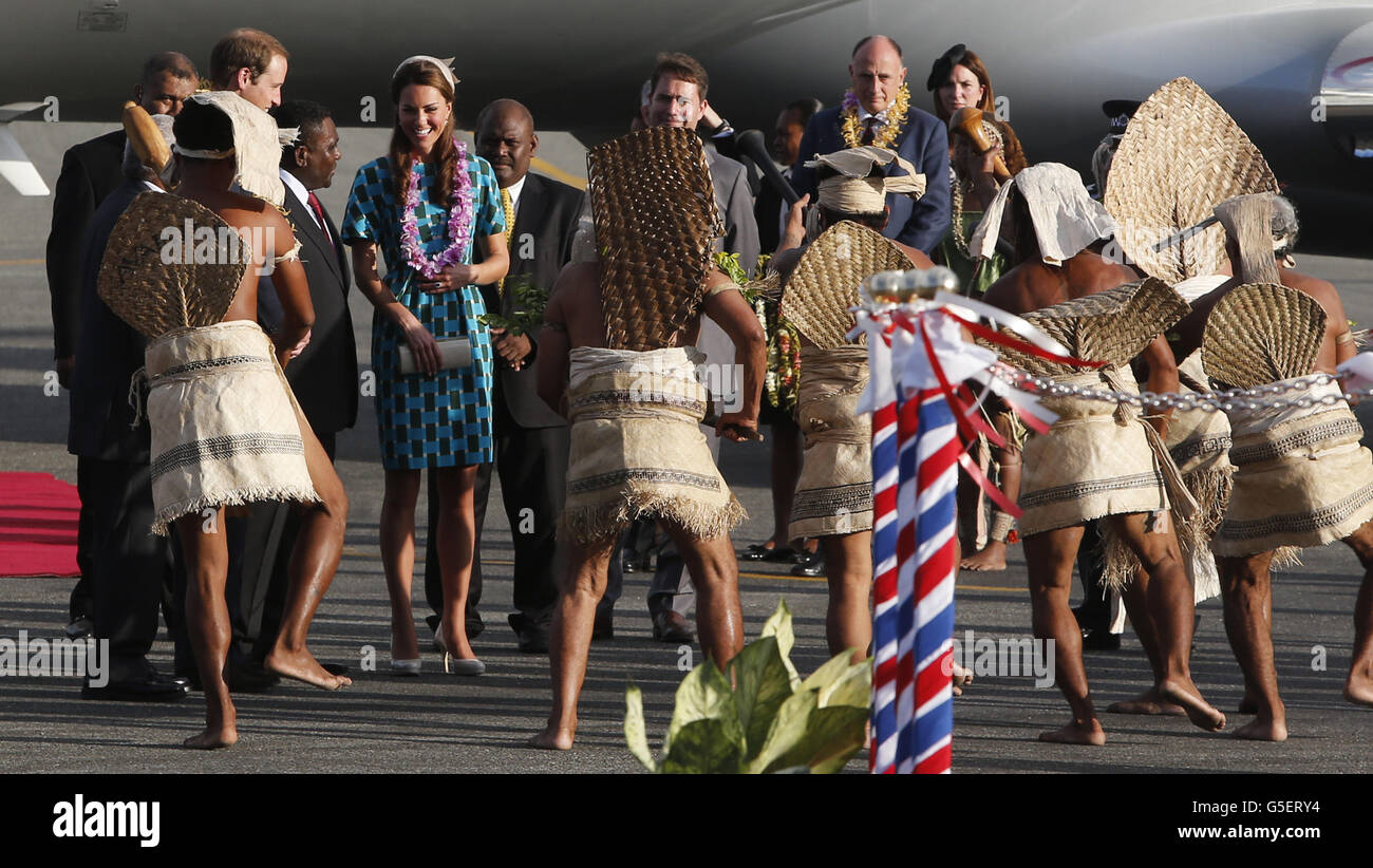 Le duc et la duchesse de Cambridge arrivent à l'aéroport Henderson, à  Honiara, dans les îles Salomon, pendant la visite royale de neuf jours de  l'extrême-Orient et du Pacifique Sud en l'honneur