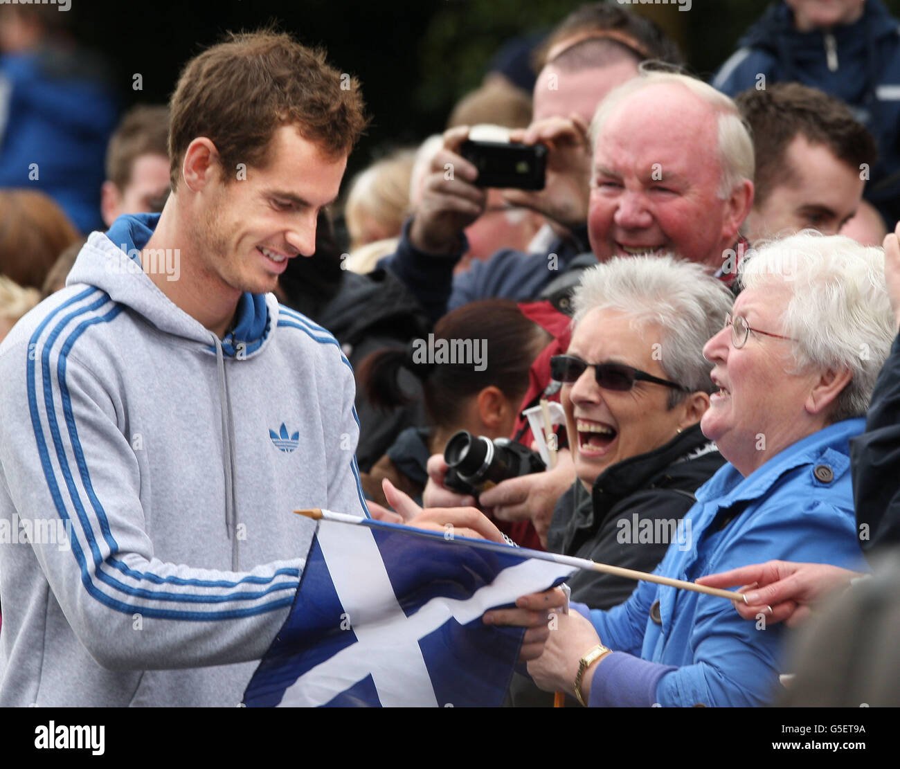 Andy Murray, champion olympique et américain de l'Open, passe par Dunblane, près de Stirling en Écosse, et revient dans sa ville natale pour remercier les fans de leur soutien. Banque D'Images
