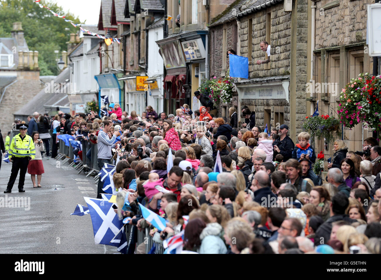 Andy Murray, champion olympique et américain de l'Open, signe des autographes lors d'une promenade à Dunblane, près de Stirling, en Écosse, à son retour dans sa ville natale pour remercier les fans de leur soutien. Banque D'Images