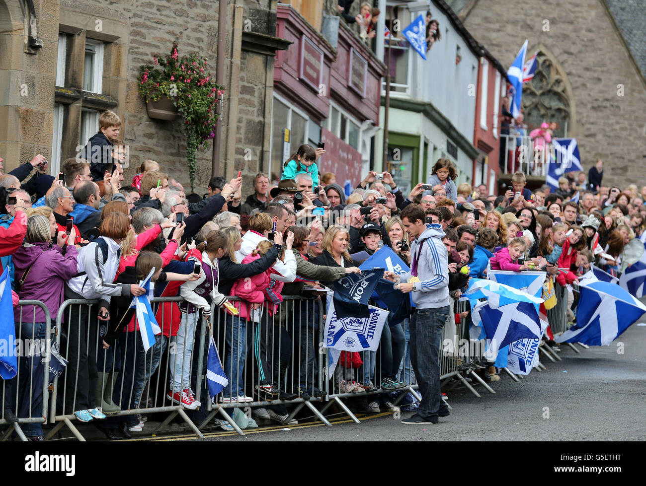 Andy Murray, champion olympique et américain de l'Open, signe des autographes lors d'une promenade à Dunblane, près de Stirling, en Écosse, à son retour dans sa ville natale pour remercier les fans de leur soutien. Banque D'Images