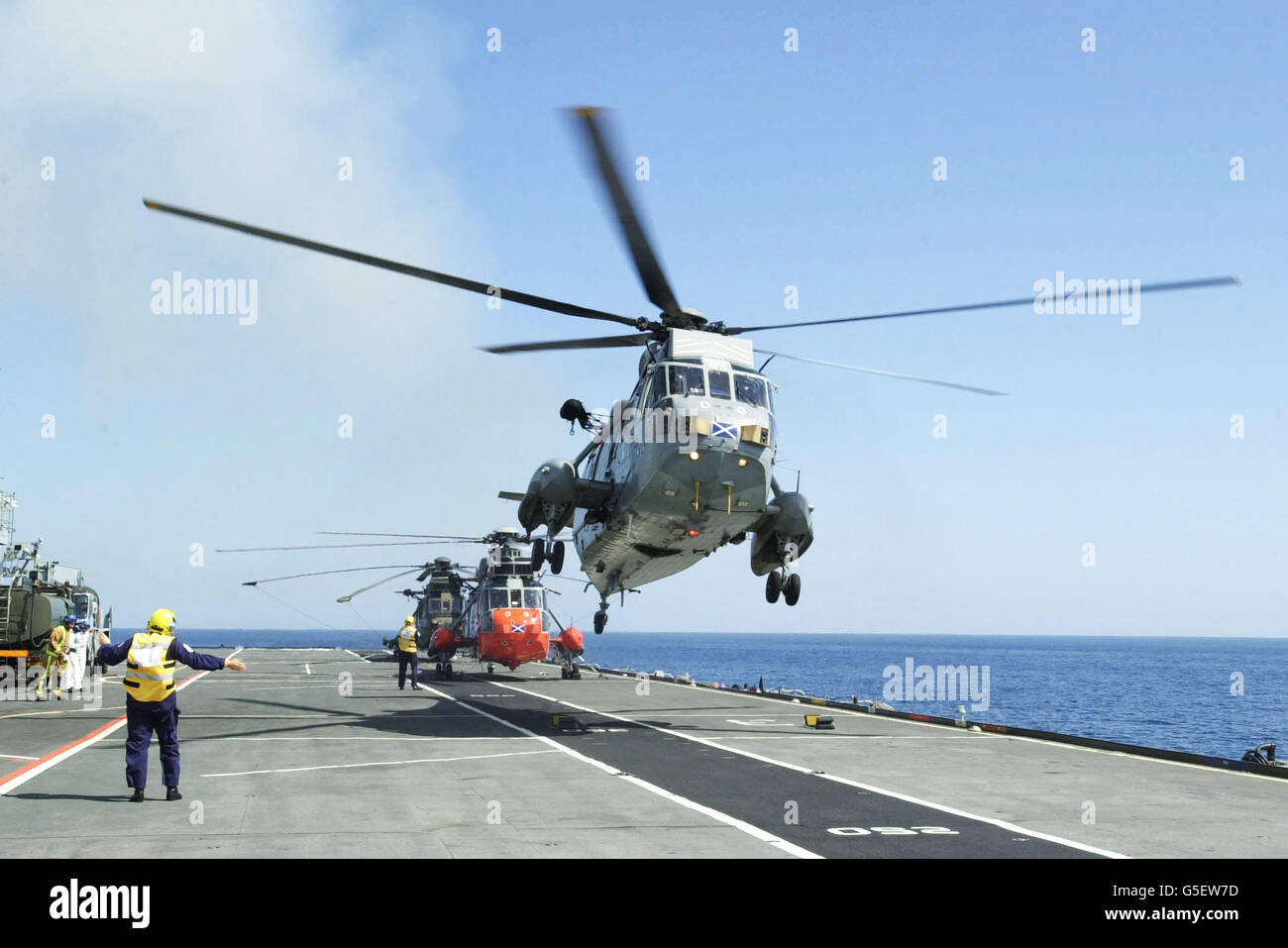 Britain's, Duke of York, 41 ans, laisse dans un hélicoptère Sea King du pont de l'Ark Royal un navire naval, au large de Newcastle upon Tyne, pour la dernière fois comme officier de service. * Andrew a rejoint la Royal Navy en 1979 et a vu le service actif avec le rang de sous-lieutenant dans le cadre de la force navale britannique qui a navigué vers l'Atlantique Sud en 1982 pour récupérer les îles Falkland de l'Argentine. Banque D'Images