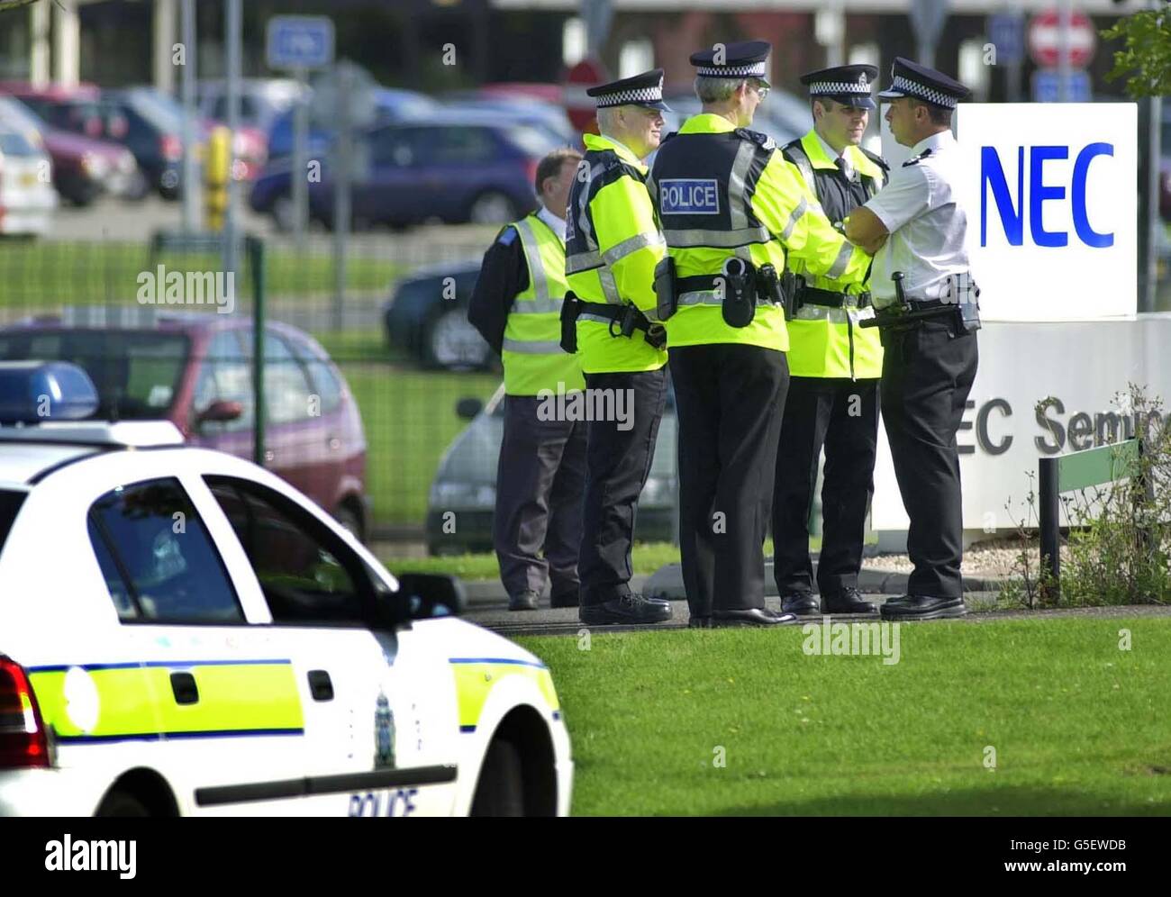 Des policiers à l'extérieur des portes de l'usine de semi-conducteurs du géant japonais de l'électronique NEC à Livingston, Lothian occidental. La société a annoncé qu'elle allait créer 600 emplois à l'usine. * les emplois seront progressivement supprimés en mars de l'année prochaine, car la société met fin à la production de puces mémoire en Écosse. Banque D'Images