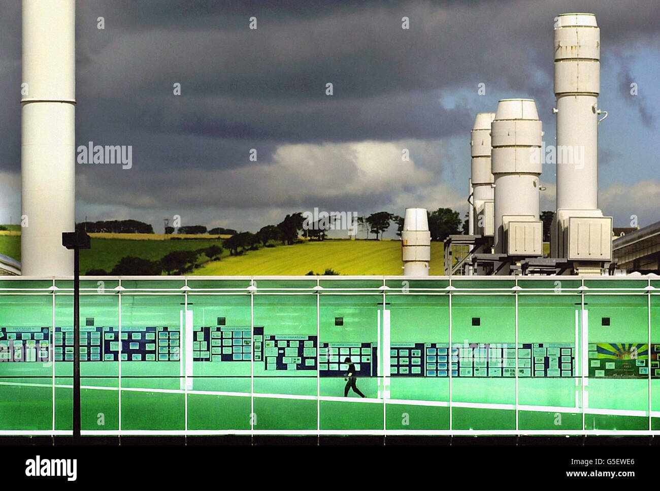 Un travailleur de l'usine de semi-conducteurs du géant japonais de l'électronique NEC à Livingston, West Lothian. Les emplois seront progressivement supprimés en mars de l'année prochaine, car la société met fin à la production de puces mémoire en Écosse. * 18/12/01 le géant de l'électronique a confirmé qu'il fermait l'usine à partir d'avril de l'année prochaine avec la perte de plus de 1,000 emplois. La société a accusé une baisse de la demande pour ses produits. Banque D'Images