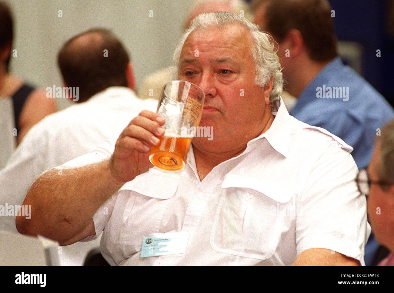 Terry Vickers, de la maison publique Red Lion d'Aldershot, fait une pinte au Great British Beer Festival de Londres Olympia, où plus de 40,000 buveurs devraient boire environ 250,000 pintes. * plus de 700 vraies bières, environ 200 bières et cidres étrangères sont en service au festival du 31 juillet au 4 août. Banque D'Images Terry Vickers, de la maison publique Red Lion d'Aldershot, fait une pinte au Great British Beer Festival de Londres Olympia, où plus de 40,000 buveurs devraient boire environ 250,000 pintes. * plus de 700 vraies bières, environ 200 bières et cidres étrangères sont en service au festival du 31 juillet au 4 août. Banque D'Images