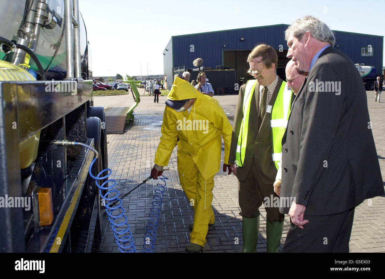 Le ministre de l'Agriculture, Elliot Morley (R), observe qu'un réservoir de lait passe par un lavage à haute pression avant d'être désinfecté au centre de distribution de lait Zenith près de Thirsk, dans le North Yorkshire, dans le cadre des précautions à prendre pour la fièvre aphteuse du North Yorkshire.* environ 900 miles carrés de terres agricoles ont été inclus dans une zone de biosécurité située autour de la vallée de York avec une zone tampon supplémentaire créée autour de cela, dans les craintes que la fièvre aphteuse pourrait se propager à des zones de reproduction de porcs très peuplées dans le Yorkshire de l'est et le Lincolnshire. Banque D'Images