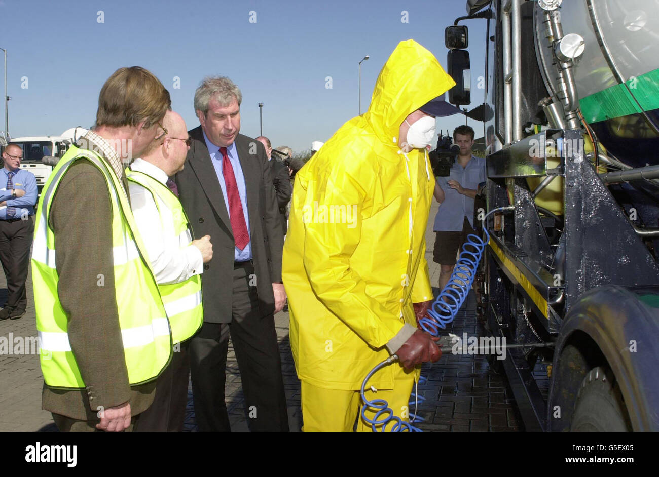 Le ministre de l'Agriculture, Elliot Morley (C), observe la désinfection d'un réservoir de lait au centre de distribution de lait Zenith près de Thirsk, dans le North Yorkshire, dans le cadre des précautions à prendre pour la fièvre aphteuse du North Yorkshire. * environ 900 miles carrés de terres agricoles ont été inclus dans une zone de biosécurité située autour de la vallée de York avec une zone tampon supplémentaire créée autour de cela, dans les craintes que la fièvre aphteuse pourrait se propager à des zones de reproduction de porcs très peuplées dans le Yorkshire de l'est et le Lincolnshire. Banque D'Images