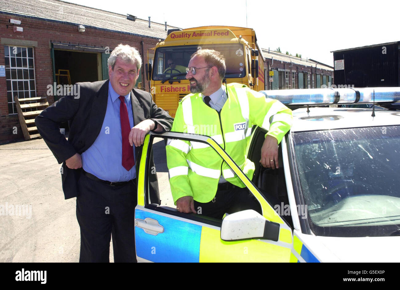 Le ministre de l'Agriculture, Elliot Morley, et le gendarme Jack Russel, qui est habilité à faire passer les véhicules agricoles sales et à exiger qu'ils soient emmenés à un poste de nettoyage dans le cadre des précautions du North Yorkshire contre la fièvre aphteuse. * le schéma est basé à Allerton, dans le Yorkshire du Nord. Environ 900 000 kilomètres carrés de terres agricoles ont été inclus dans une zone de biosécurité située autour de la vallée de York, avec une zone tampon supplémentaire créée autour de celle-ci, dans la crainte que la fièvre aphteuse ne se propage dans les zones de reproduction de porcs très peuplées du Yorkshire de l'est et du Lincolnshire. Banque D'Images