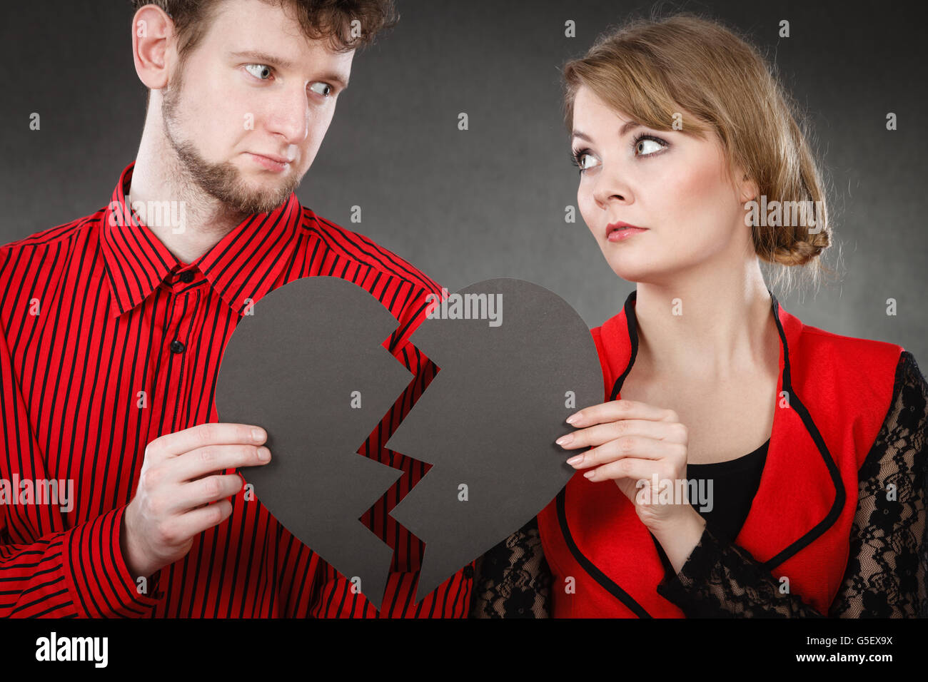 Relation Romantique Tristesse Malheur Malheur Concept Triste Couple Avec Coeur Brise Avec Fille Garcon Ensemble Noir Holding Photo Stock Alamy