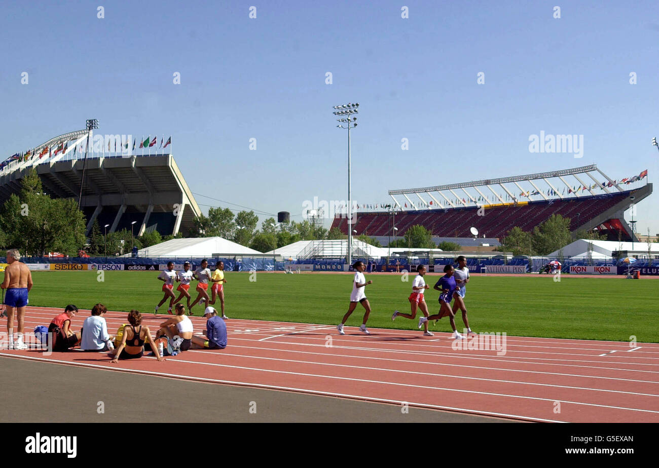 Les athlètes terminent leurs préparatifs sur la piste d'entraînement située à côté du stade du Commonwealth à Edmonton, au Canada, où commence le 8e Championnat du monde de l'IAAF. Banque D'Images