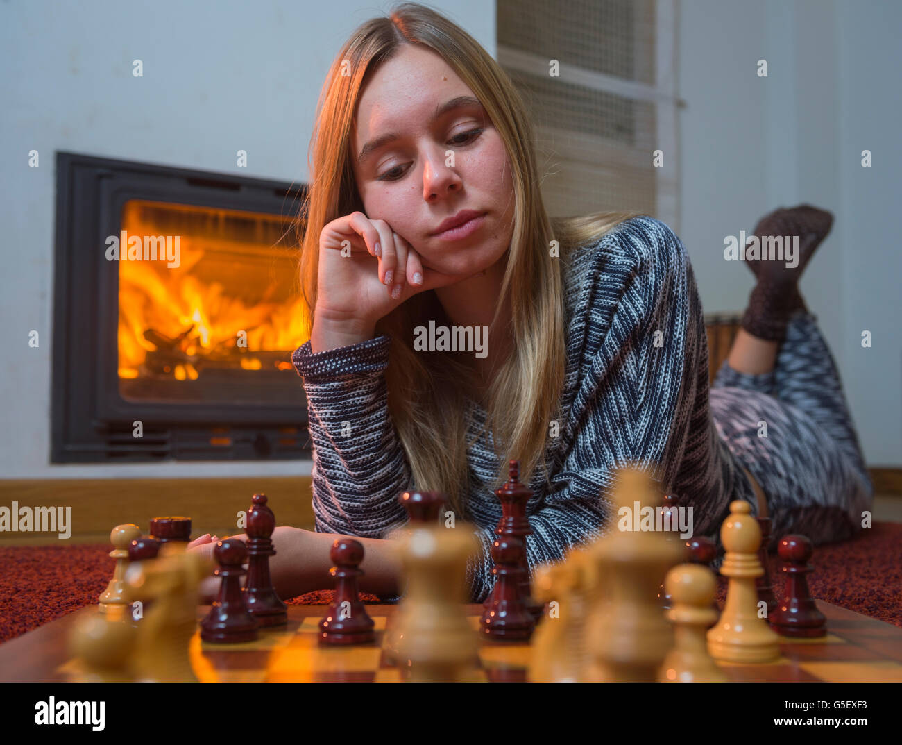 Adolescent à la maison à jouer le jeu d'échecs. Banque D'Images