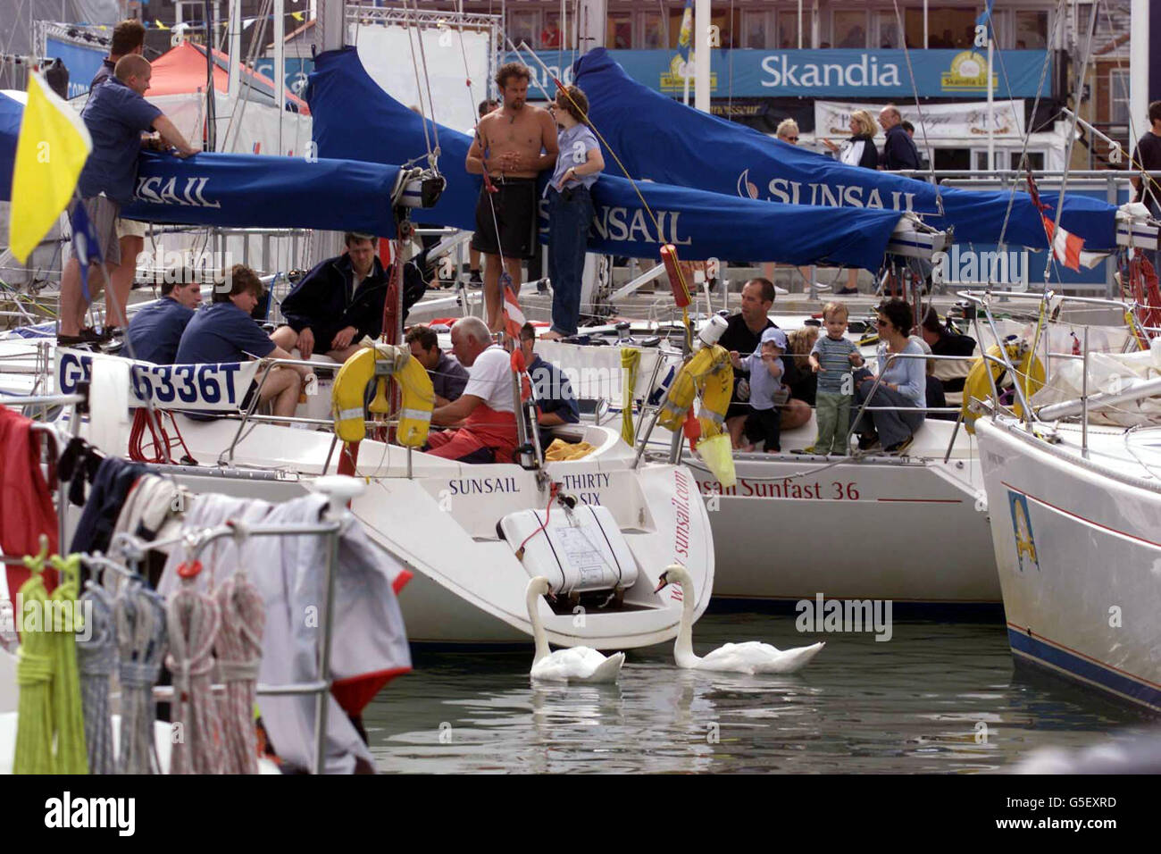 Les marins se détendent dans le paradis des yachts de Cowes, sur l'île de Wight, après une journée sérieuse sur l'eau. C'est le troisième jour de la semaine des Cowes. Disco1 Banque D'Images