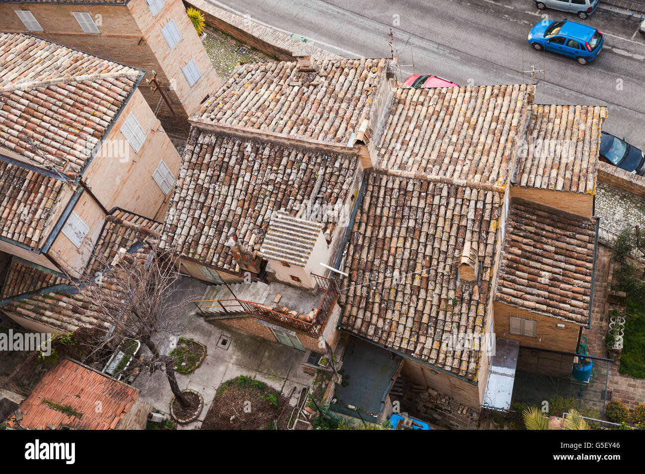 Toits de Fermo, Italie. Maisons anciennes en pierre vivant le long de la rue Banque D'Images