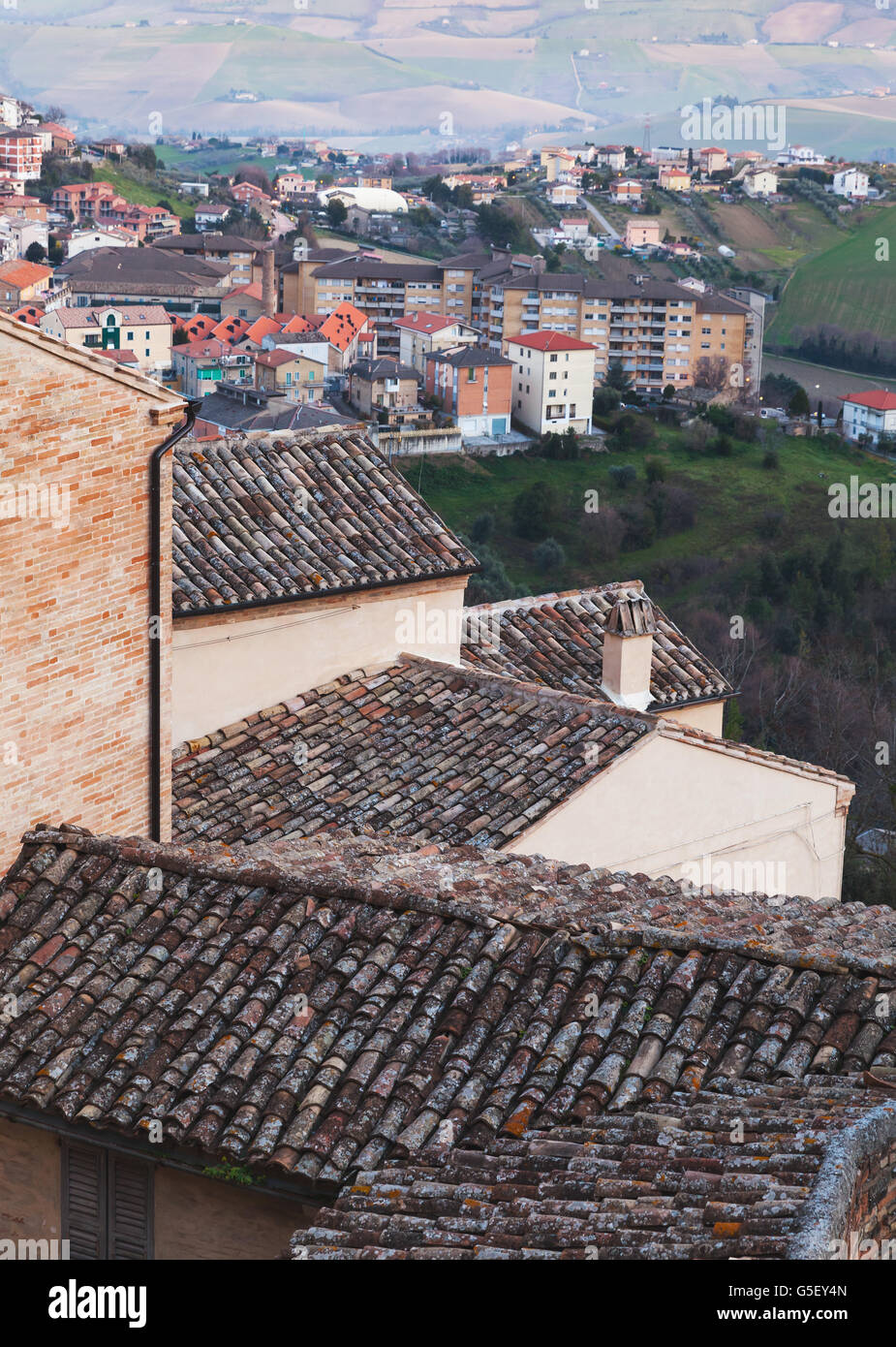 Cityscape de Fermo, Italie. Photo verticale avec de vieux carrelage toits de maisons individuelles en pierre Banque D'Images