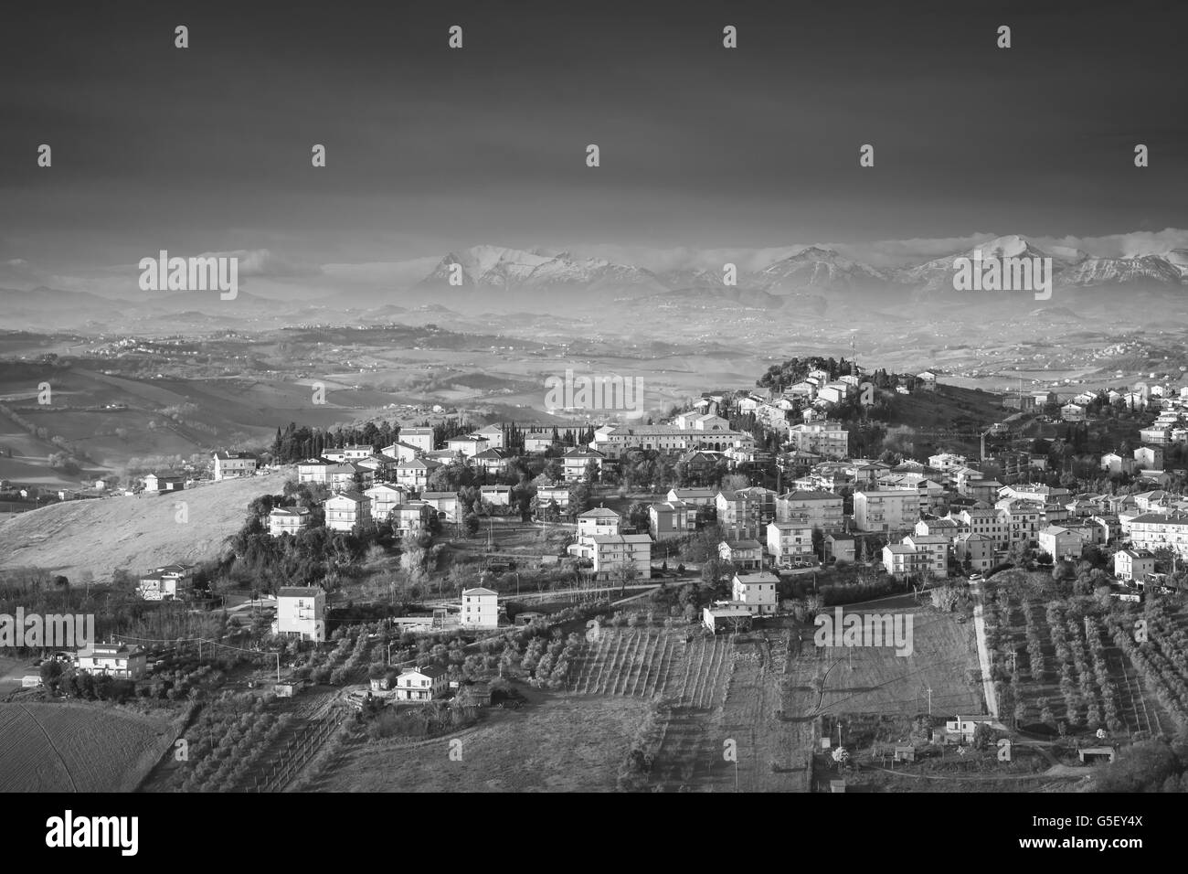 Panorama Rural de campagne italienne. Province de Fermo, Italie. Village sur une colline sous le ciel sombre dramatique Banque D'Images