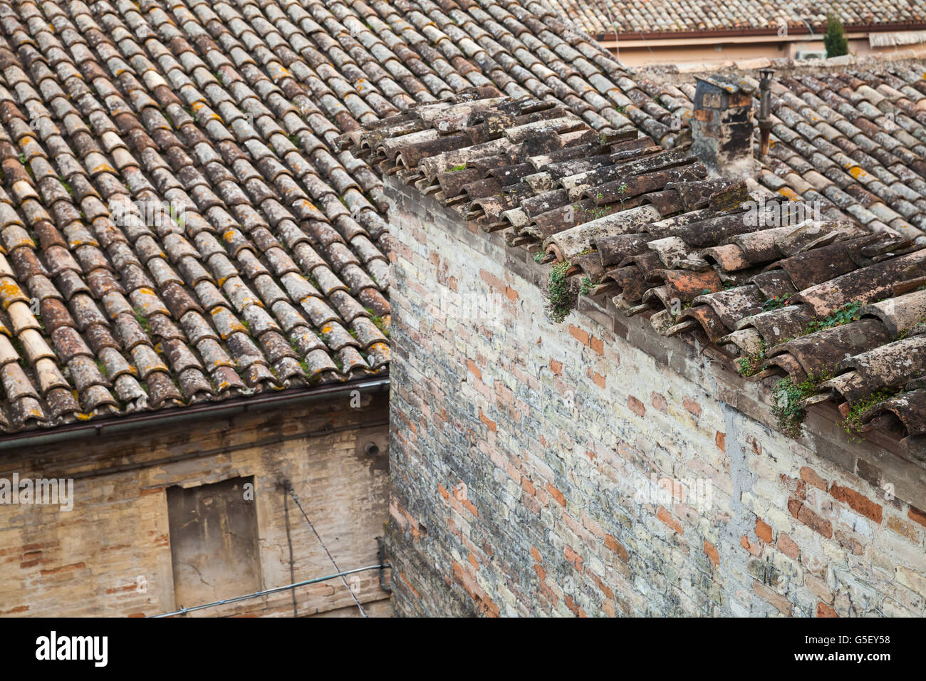 Vieux toits de Fermo, Italie. La vie de pierre extérieur maisons Banque D'Images