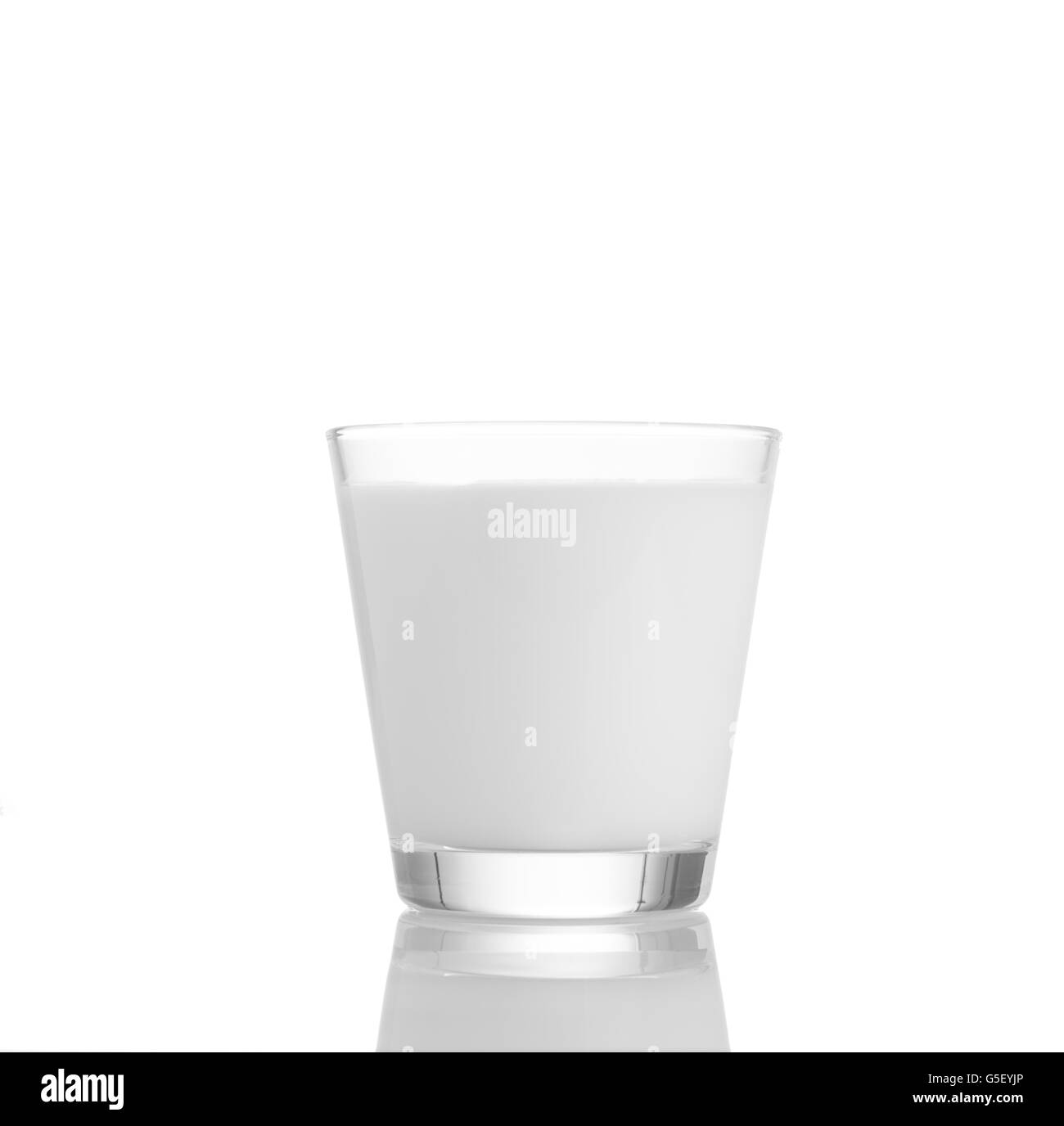Du lait frais dans le verre sur fond blanc, isolé Banque D'Images