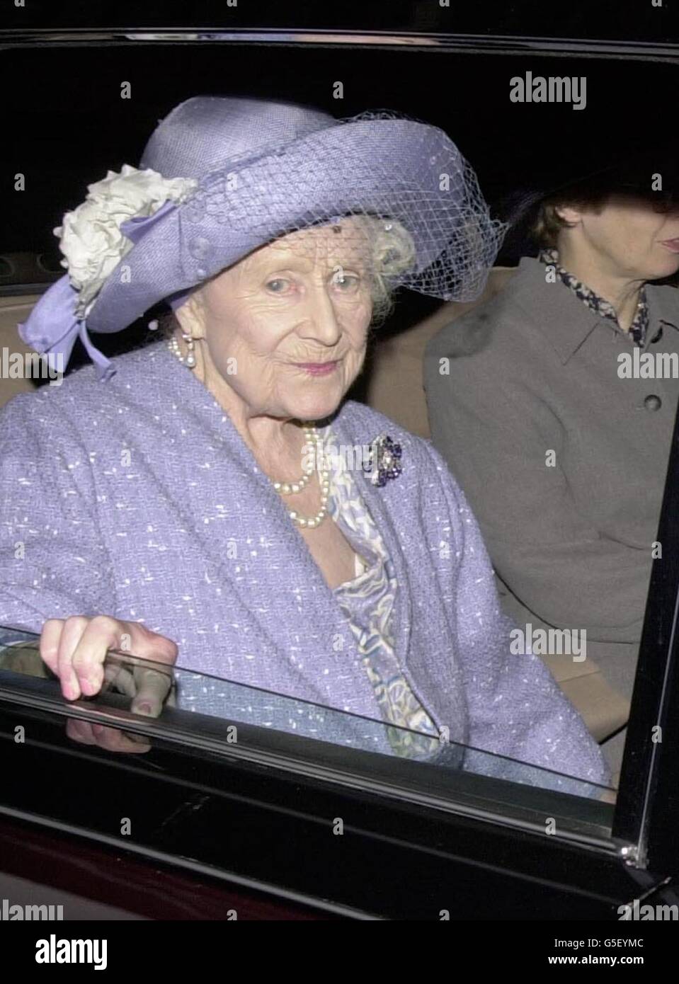 La reine Elizabeth la reine mère quitte Clarence House à Londres en voiture, alors qu'elle commence son voyage au château de Mey en Écosse, pour ses vacances annuelles. La Reine mère passe traditionnellement la première partie de ses vacances à son château sur la côte nord de l'Écosse. * ... avant de se diriger vers le sud pour rejoindre sa fille (la reine Elizabeth II de Grande-Bretagne) et sa famille à Balmoral. *08/08/2001...la reine Elizabeth, la reine mère quitte Clarence House à Londres en voiture, comme elle commence son voyage au château de Mey en Écosse, pour ses vacances annuelles. La Reine mère commençait son séjour d'été Banque D'Images