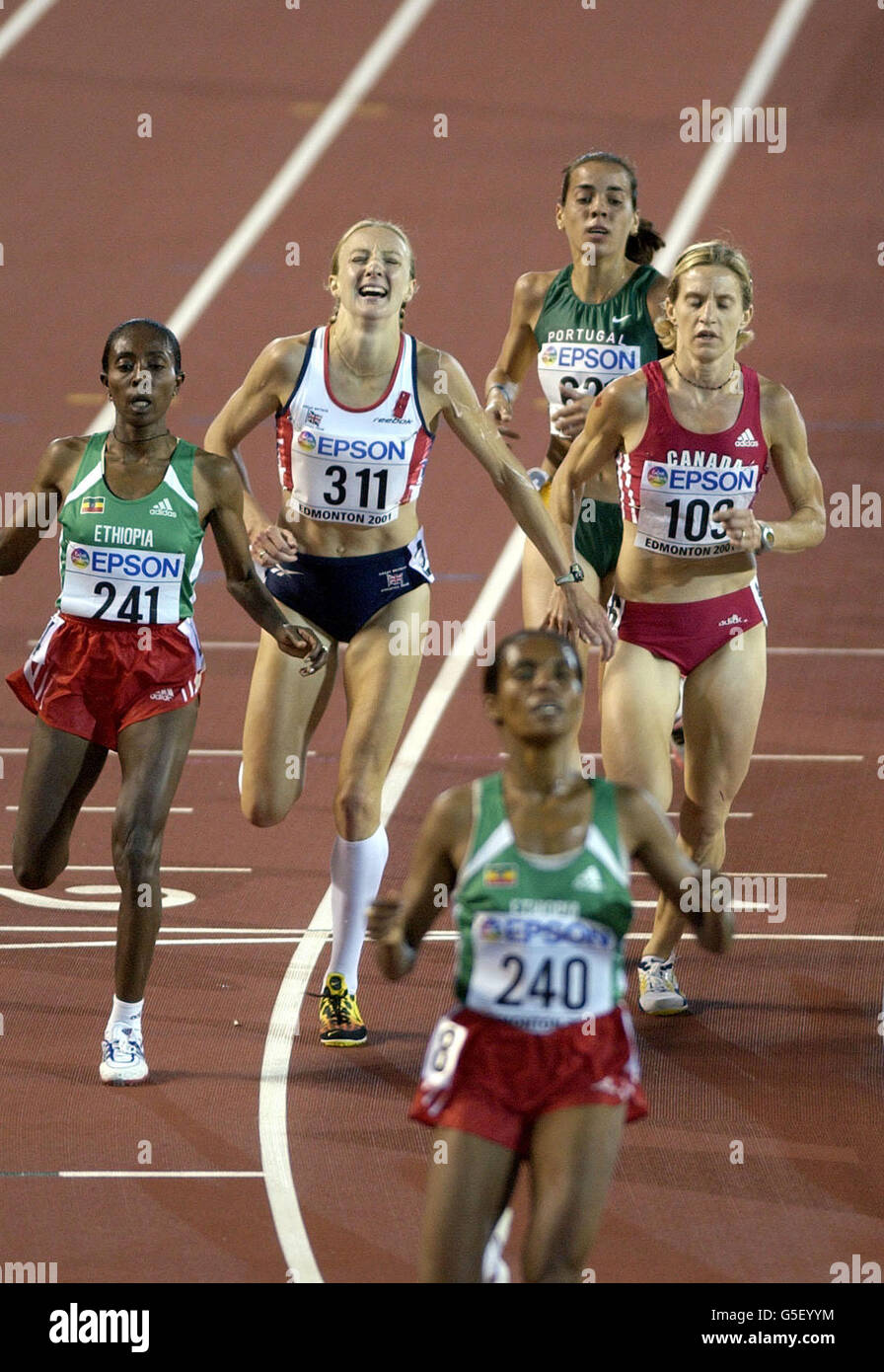 Paula Radcliffe montre sa déception de terminer à nouveau quatrième dans un championnat majeur à la ligne d'arrivée, après qu'elle a été battue aux médailles dans le 10000m aux Championnats du monde de l'IAAF à Edmonton, Canada par trois coureurs éthiopiens. Banque D'Images