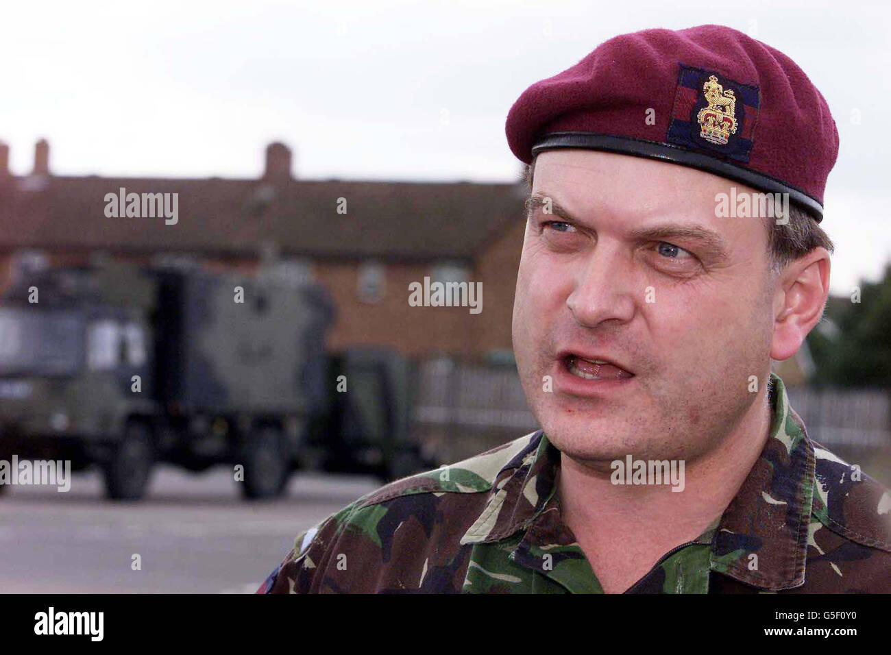 Photographié à la caserne Goojerat, à Colchester, au Brigadier Barney White-Spunner, commandant de la Brigade d'assaut aérienne de 16 qui se prépare à se rendre en Macédoine après que l'OTAN ait donné le feu vert à la première phase de l'opération de désarmement des rebelles albanais. * environ 350 à 400 personnes devaient commencer à être déployées dans la région pendant le week-end pour mettre en place un siège pour l'opération nommée Essential Harvest. Le rôle de l'élément avant sera d'établir s'il sera possible pour une force de l'OTAN de mettre en œuvre le plan de collecte des armes convenu par le gouvernement macédonien Banque D'Images