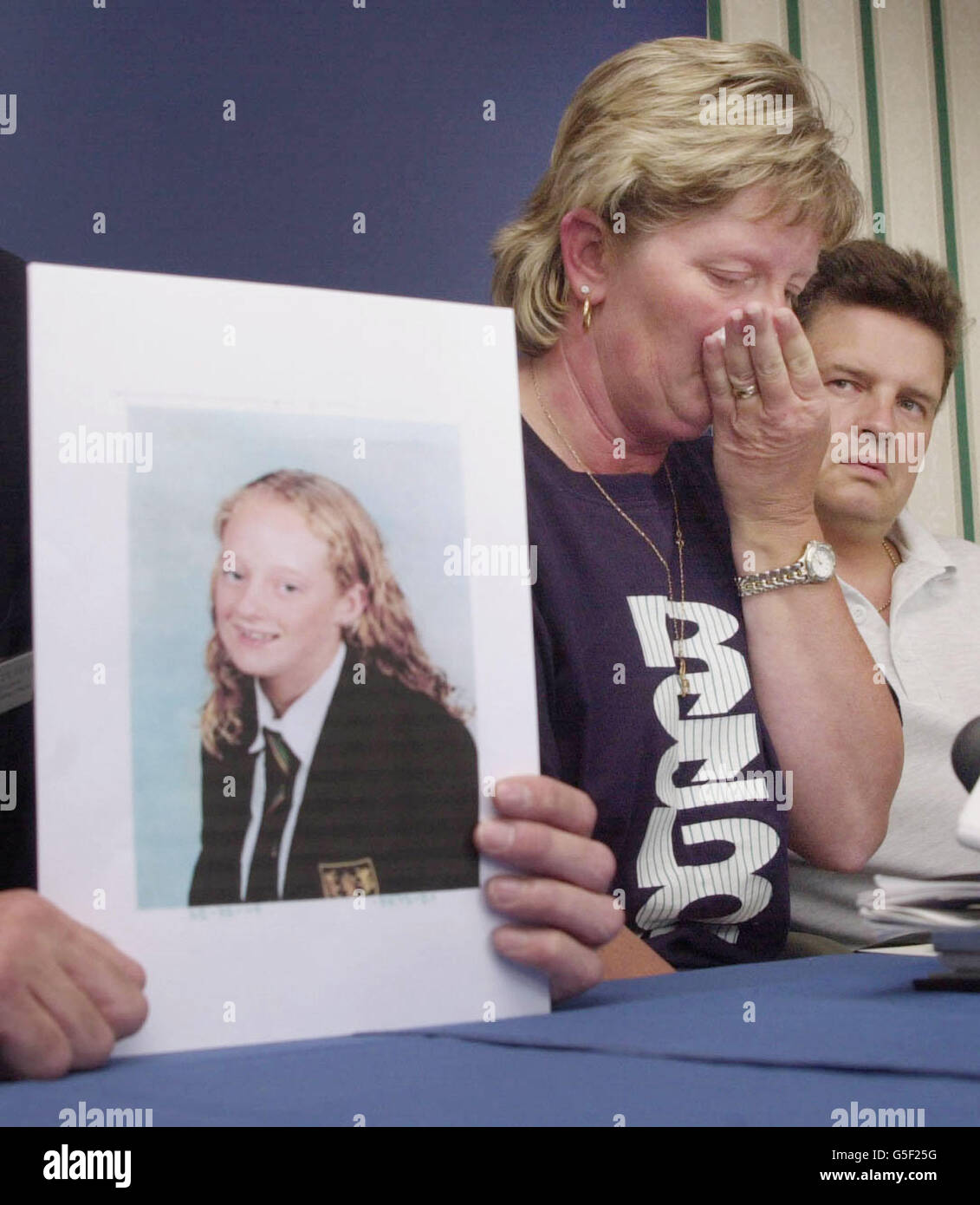 Linda et Tony Jones, les parents de Danielle Jones, fille disparue, qui n'a pas été vue depuis le 18/6/01, lors d'une conférence de presse à Grays, Essex. Un homme dans ses années quarante était interrogé par des détectives à la recherche de l'homme disparu de 15 ans. * la police a déclaré que l'homme, qui vient du sud de l'Essex, avait été arrêté pour avoir été soupçonné d'avoir enlevé Danielle Jones et a déclaré qu'ils étaient de plus en plus inquiets. Banque D'Images