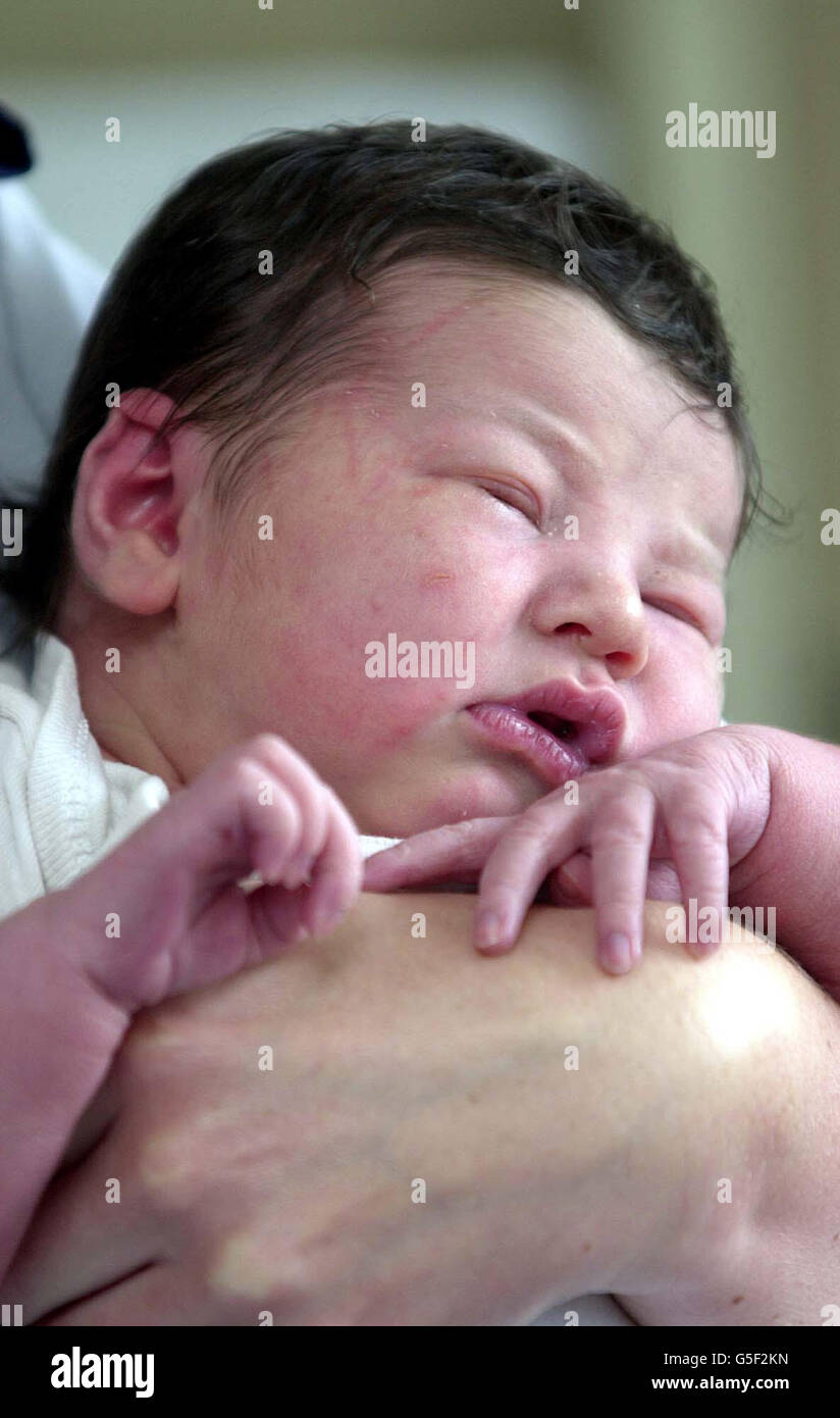 Nouveau-né abandonné petite fille qui a été nommée Angela, à l'hôpital de  ville de Derby. Le bébé, qui n'avait que quelques heures, était enveloppé  dans une couverture et placé dans un sac.