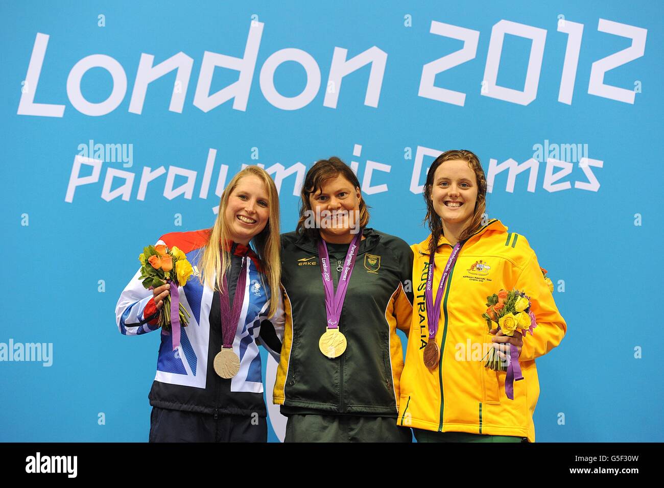 Natalie du Tait (au centre) d'Afrique du Sud sur le podium avec sa médaille d'or, aux côtés de Stephanie Millward (à gauche) de Grande-Bretagne avec son argent et Ellie Cole d'Australie avec sa médaille de bronze à la finale Freestyle - S9 de 400m féminin au Centre aquatique du Parc olympique de Londres. Banque D'Images