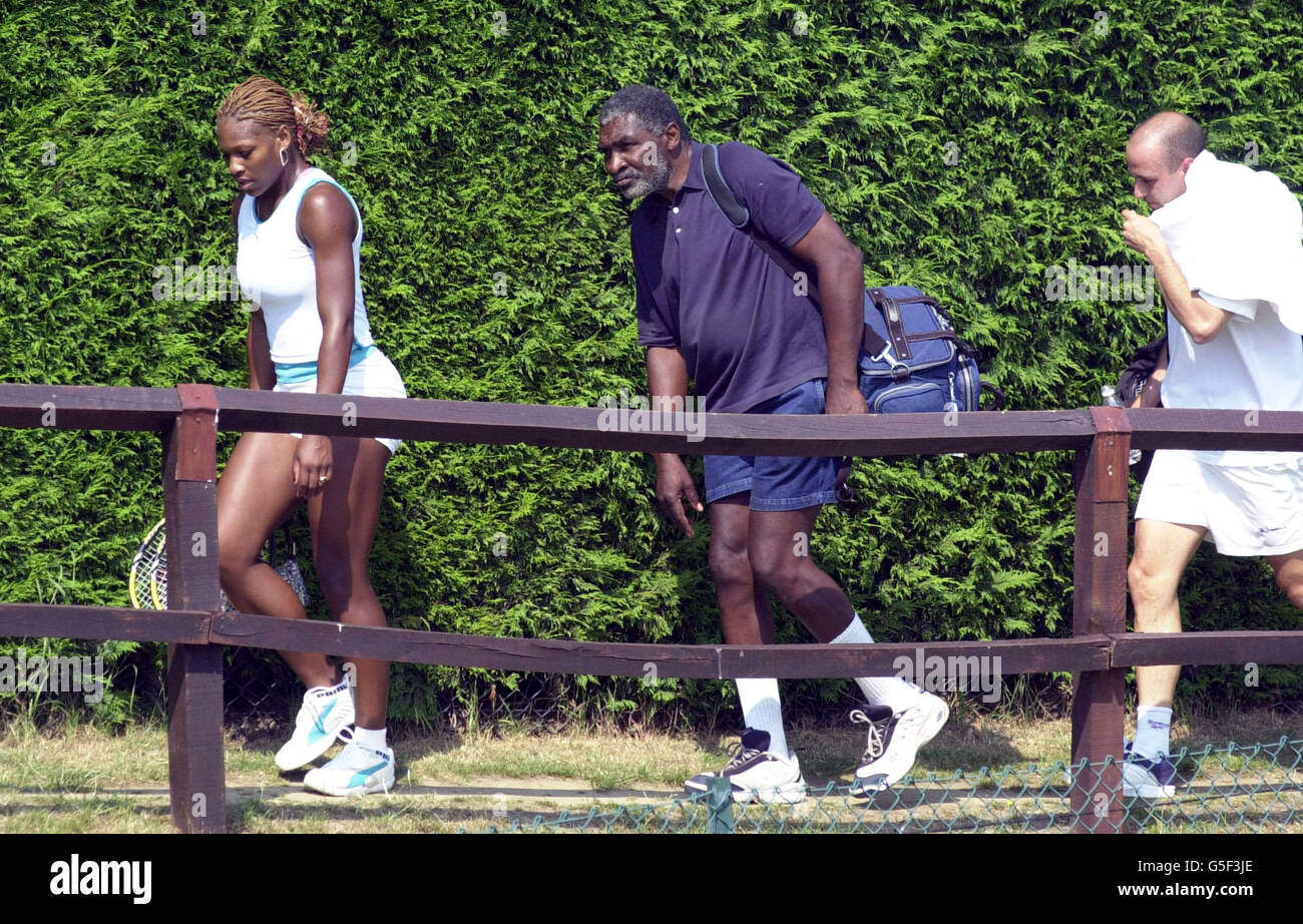 Serena Williams quitte les courts d'entraînement avec son père, Richard Williams, avant la deuxième journée des championnats de tennis de pelouse à Wimbledon, Londres. Banque D'Images